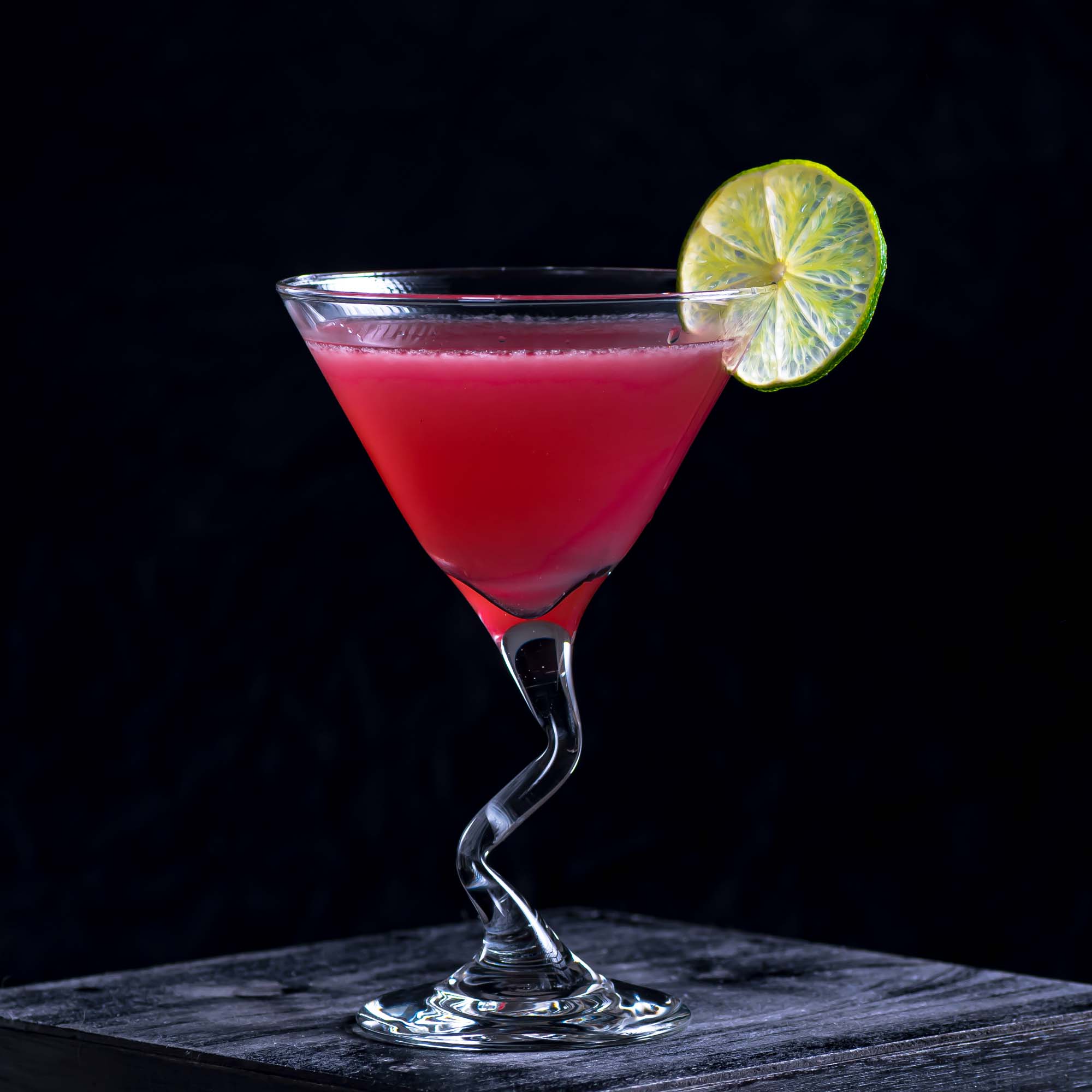 Ein Cosmopolitan mit Vodka, Cranberrynektar, Limette und Triple Sec.