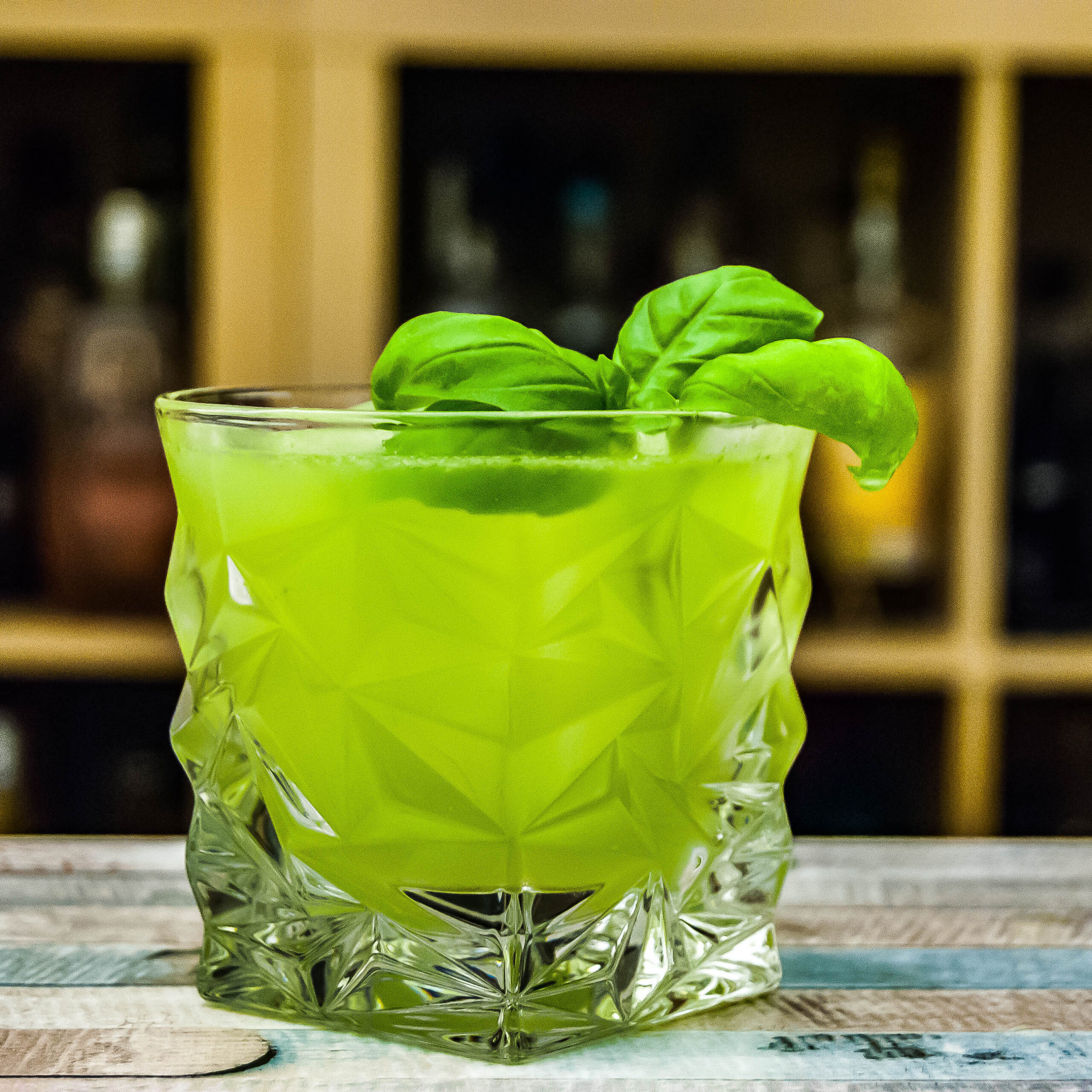 Ein Gin Basil Smash aus Basilikum, Gin und Zuckersirup.