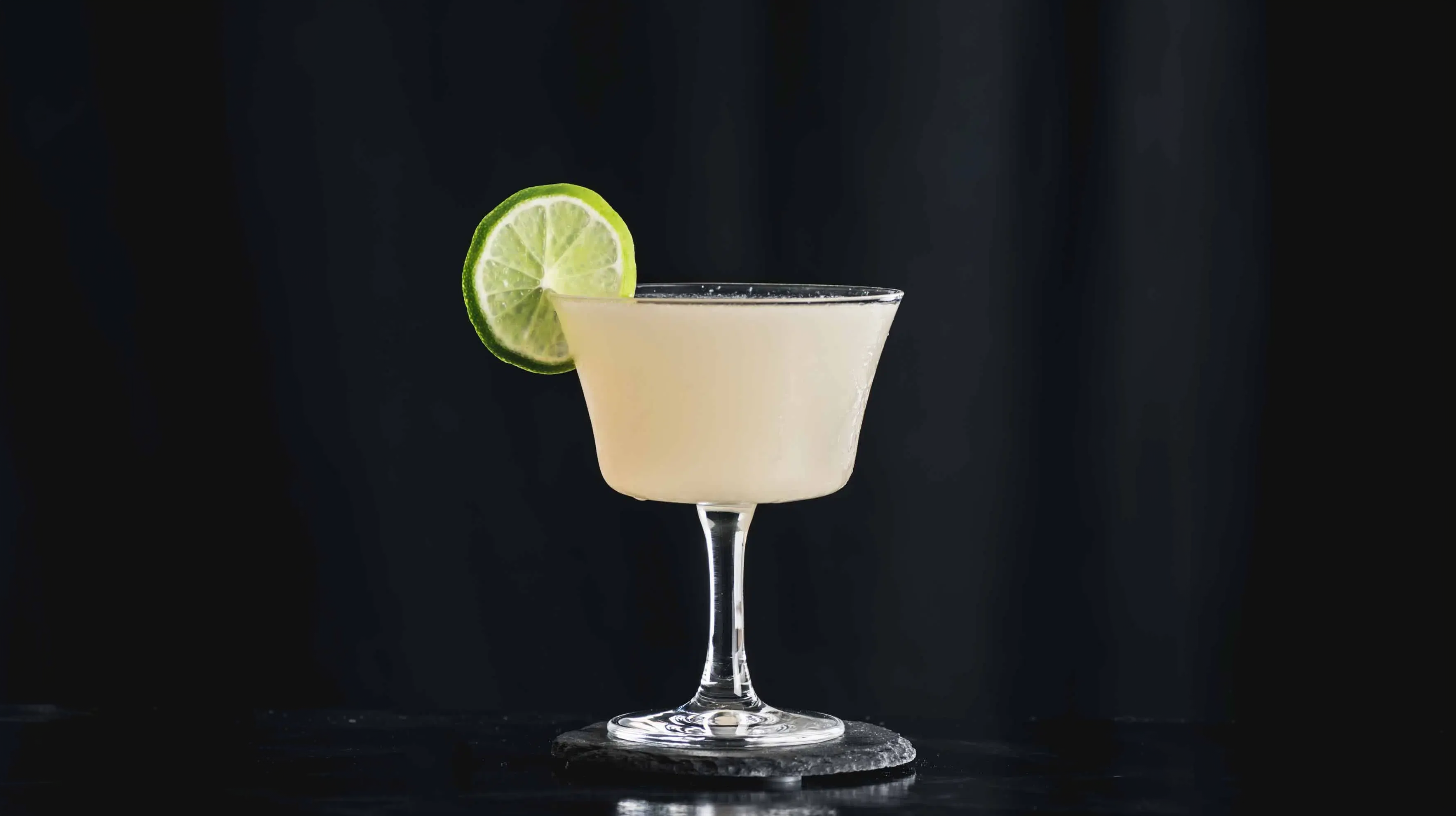 Ein Hemingway Daiquiri mit Rum, Grapefruit, Maraschino und Limette.