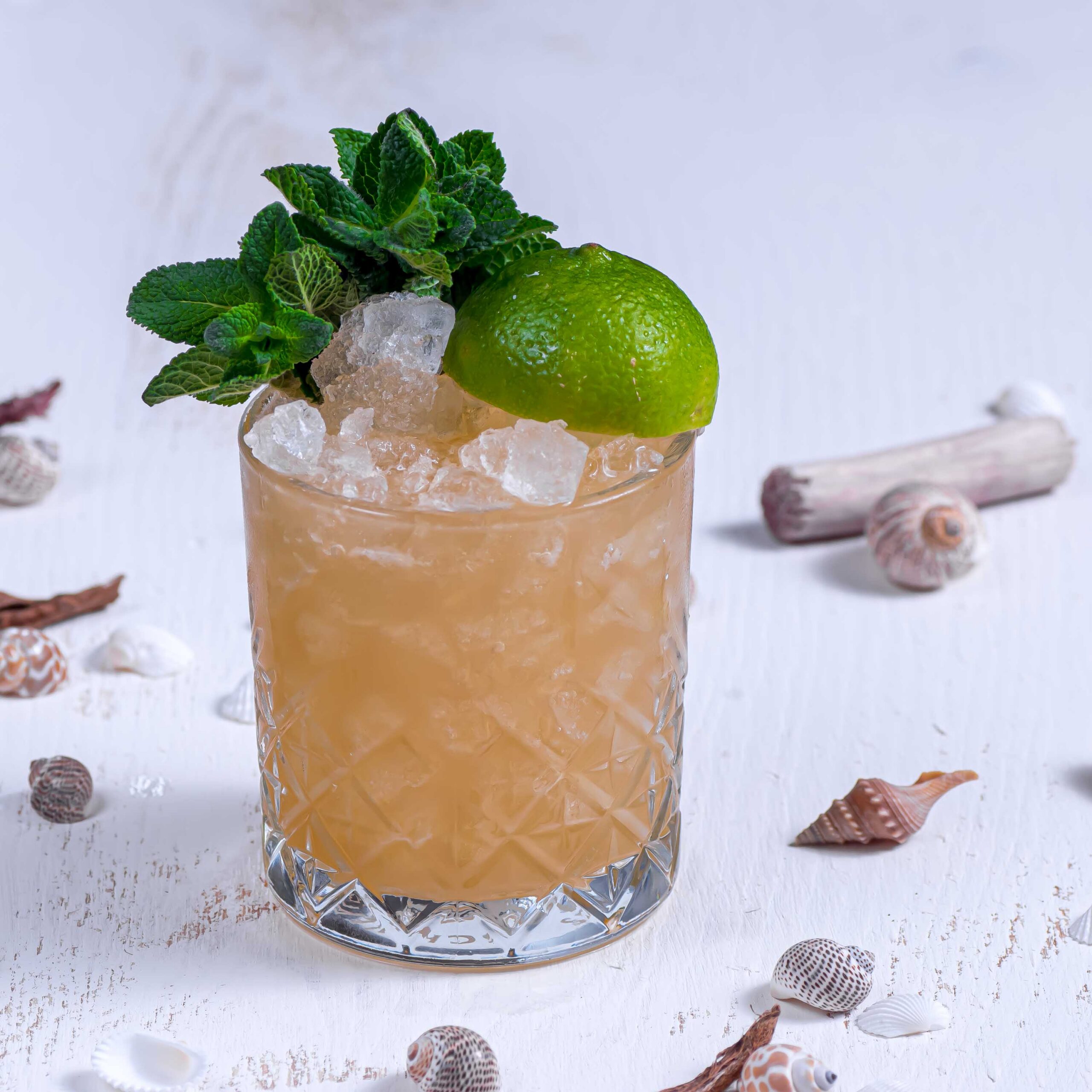 Ein Mai Tai Cocktail aus Rum, Triple Sec, Orgeat und Limettensaft.