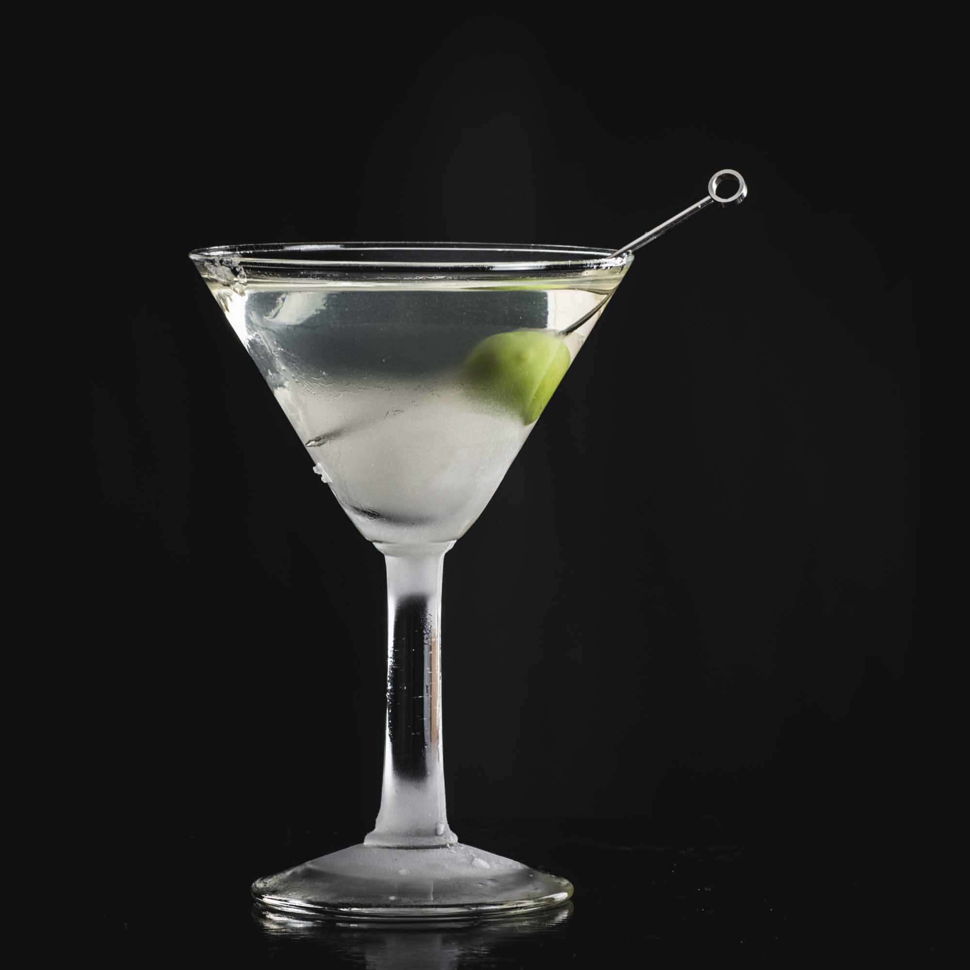 Ein trockener Martini, garniert mit einer einzelnen Olive.