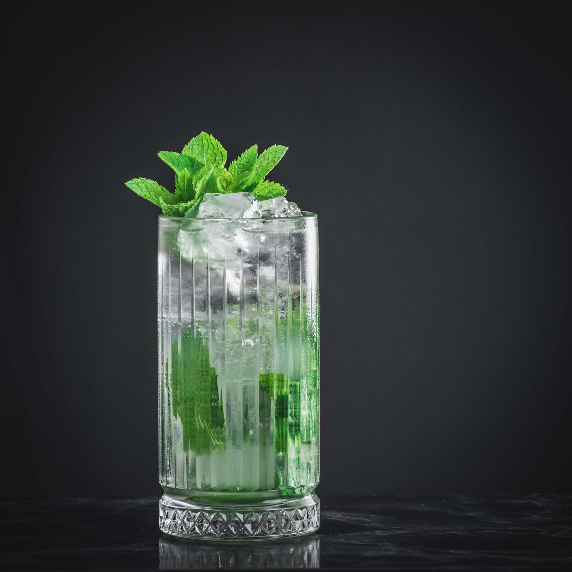 Ein Mojito aus weißem Rum, Zuckersirup. Minze und Soda.
