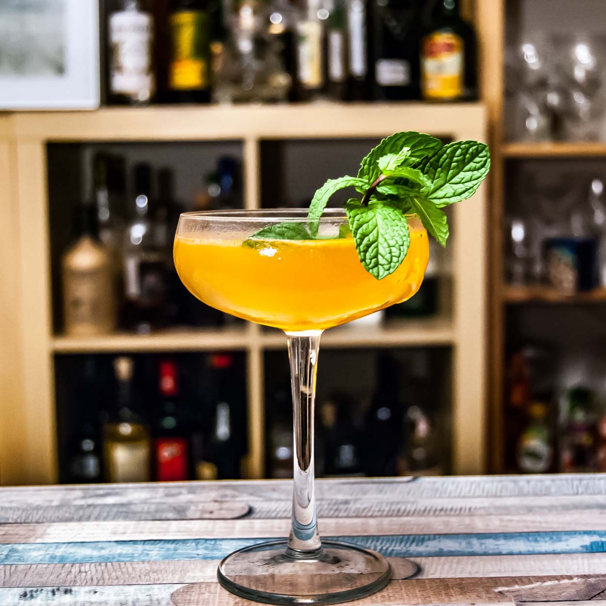 Ein Old Cuban Cocktail mit Rum, Minze und Champagner.