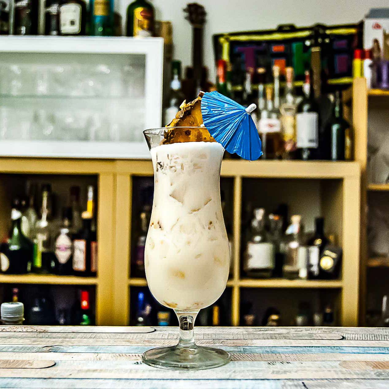 Pina Colada, der fruchtige Strandcocktail. Aber bitte mit frischem Ananassaft und cremiger Cream of Coconut!