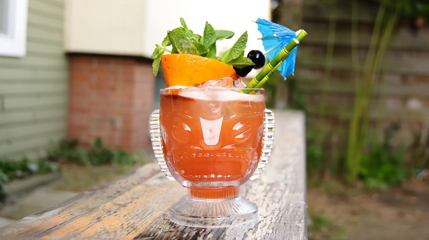 Ein moderner Planter's Punch als Tiki-Variante mit Säften und Grenadine.