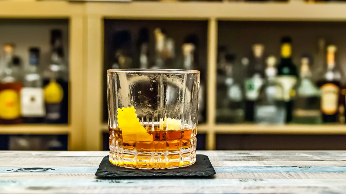 Der Sazerac Cocktail ist schlicht, stark und nach einer Weile lauwarm.