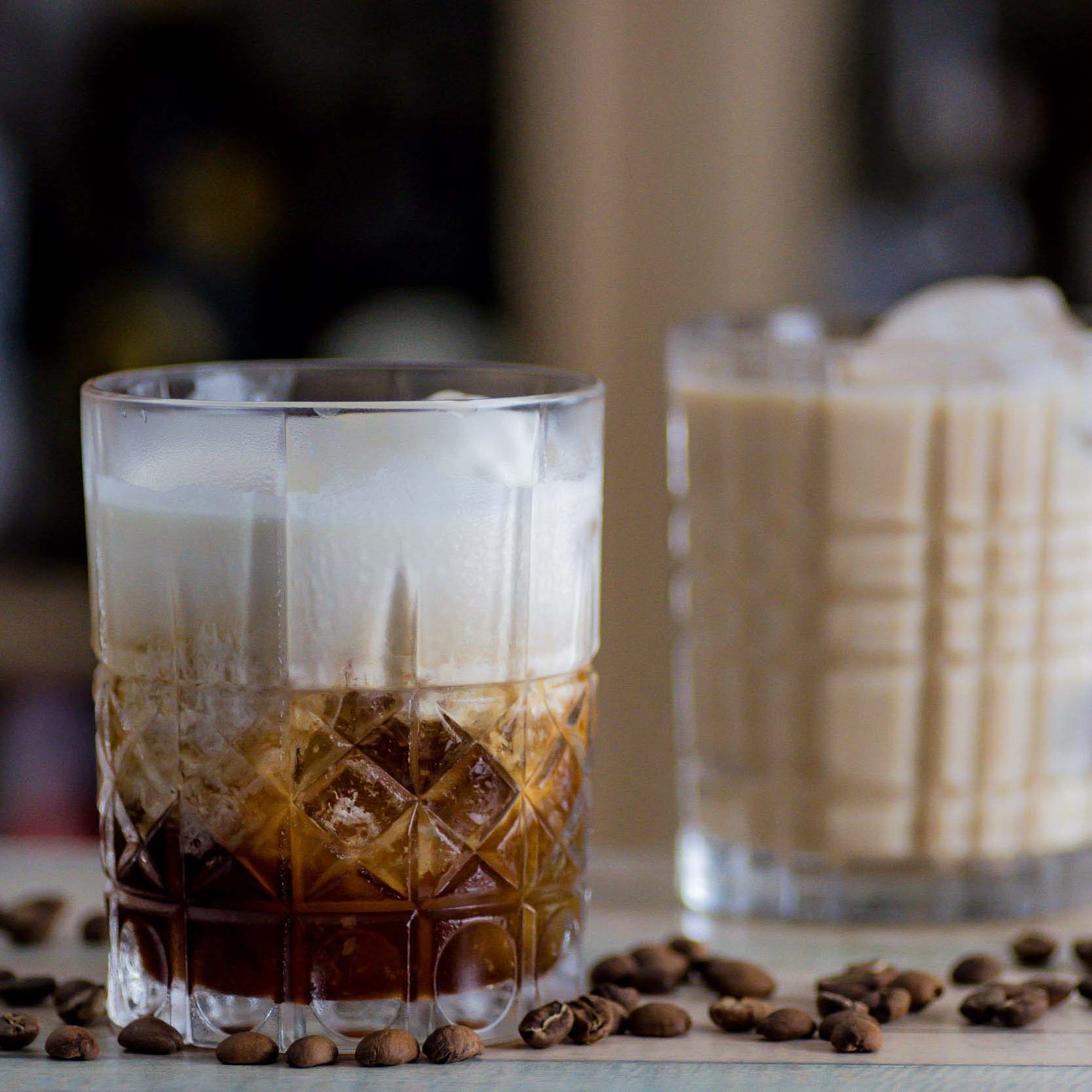 Der White Russian mit Sahne ist unsere Lieblings-Variante - auch wenn der Dude das Ding anders mixt.