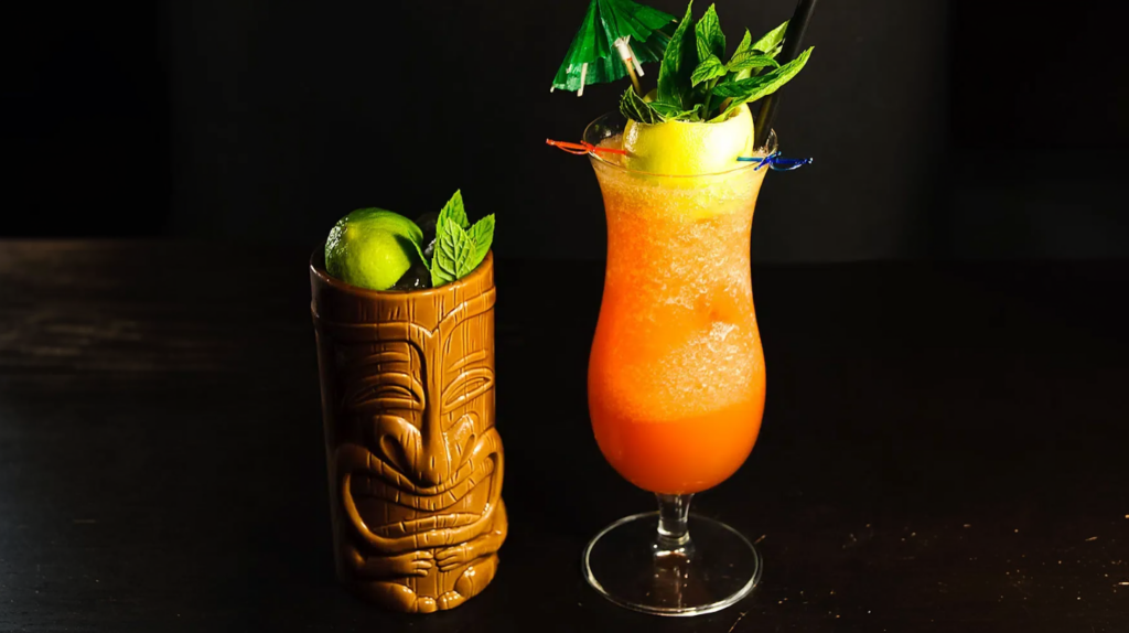 Welche Farbe euer Zombie-Cocktail am Ende hat, hängt hauptsächlich vom verwendeten Rezept ab. Serviert ihr ihn im Tiki-Mug, ist sie aber eh wurscht.