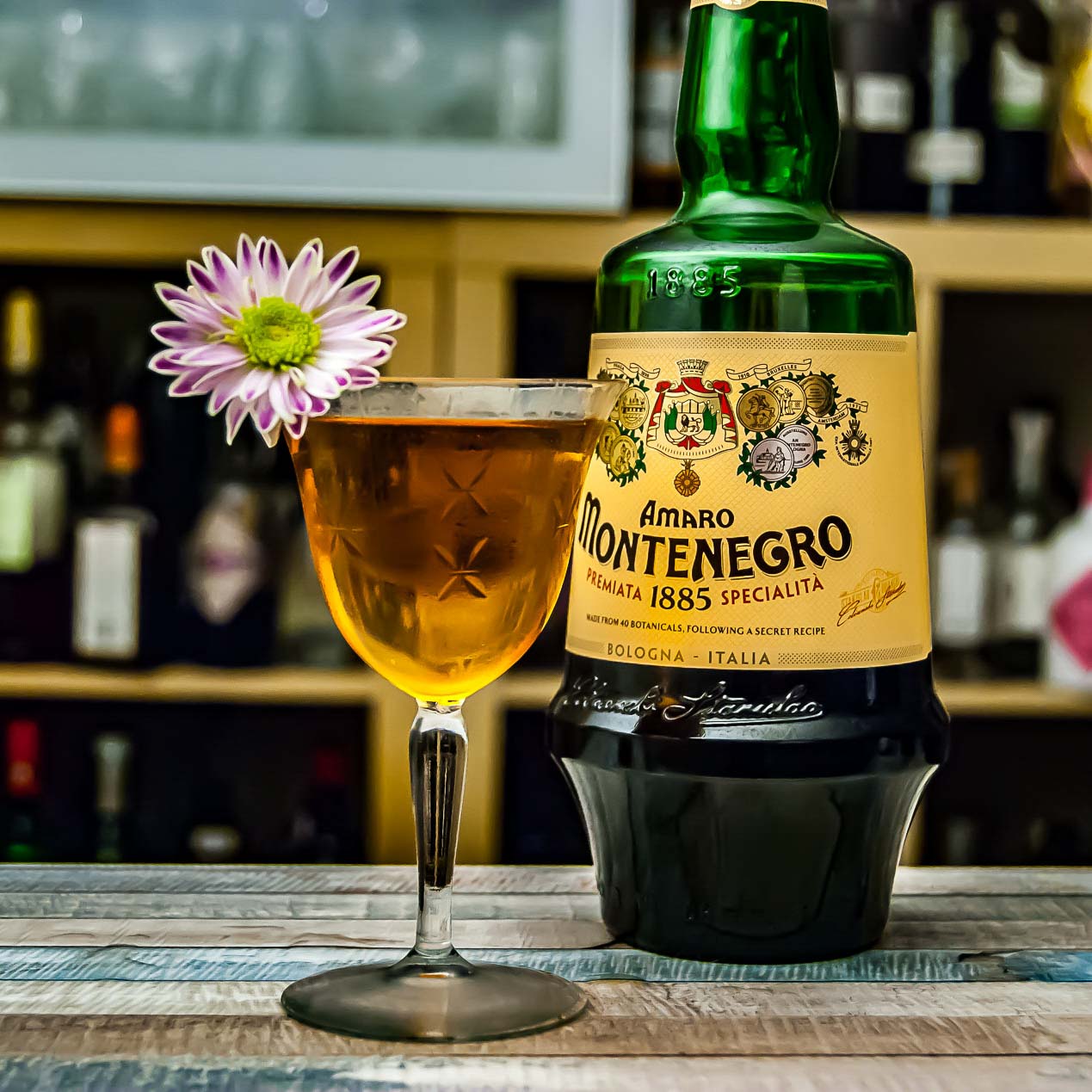 Amaro Montenegro in einem Air Montenegro-Cocktail mit Wermut und Mezcal.