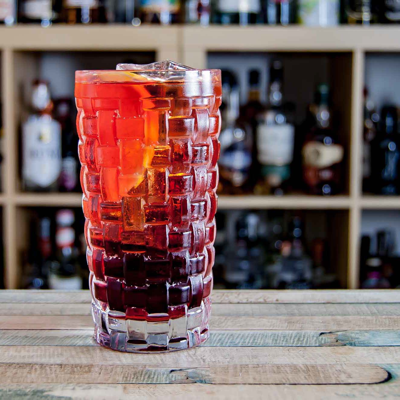 Der Aperitif-Drink Americano besteht aus süßem Wermut, Campari und Soda.