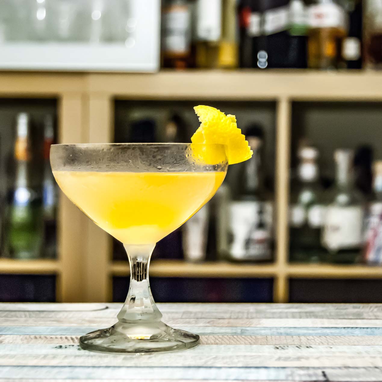 Der Bee's Knees Cocktail mit Gin, Honig und Zitronensaft.