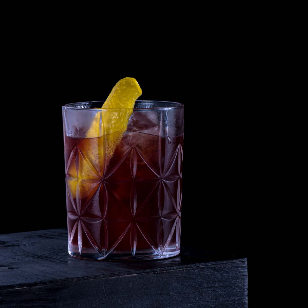 Ein Bitter Giuseppe mit Cynar, rotem Wermut, Orange Bitters und einem Hauch Zitrone.