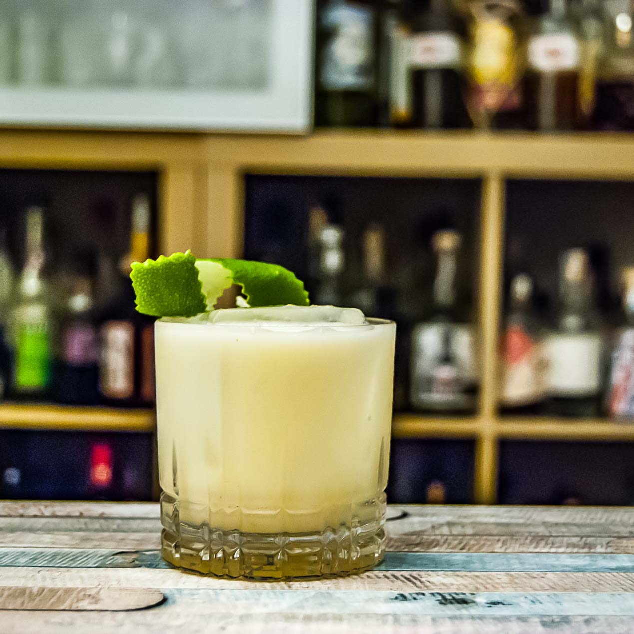 Buttermilch Margarita, dekoriert mit einer Limettenzeste.