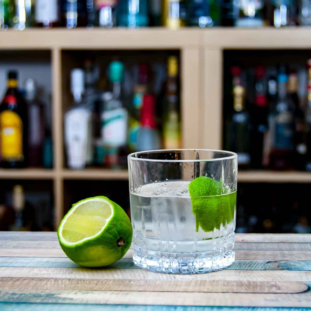 Ein Ti Punch ist ein nicht richtig kalt gerührtes Glas Schnaps mit Zucker und einer Scheibe Limette. Aber in voll gut.