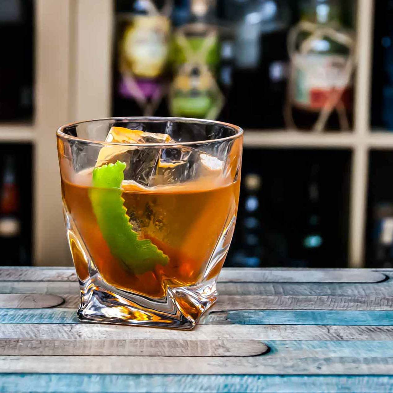 Ein Corn 'N Oil-Cocktail aus Barbados Rum, Falernum, Bitters und Limette.