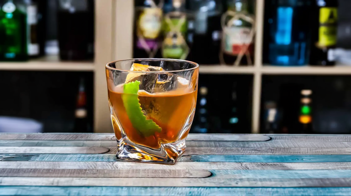 Ein Corn 'N Oil-Cocktail aus Barbados Rum, Falernum, Bitters und Limette.