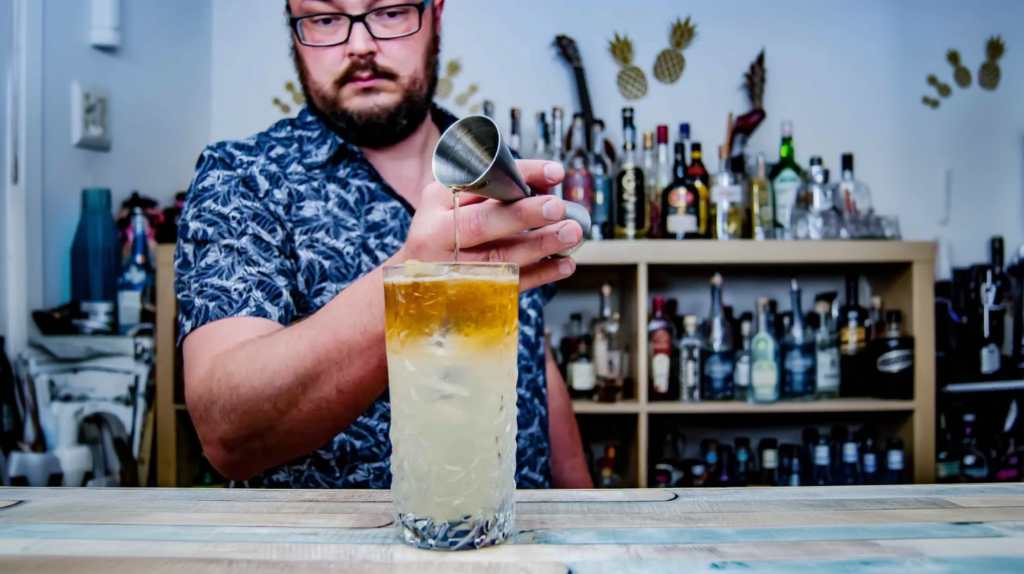 Kuriosum: Beim Dark & Stormy gießt man den Rum auf den Filler.