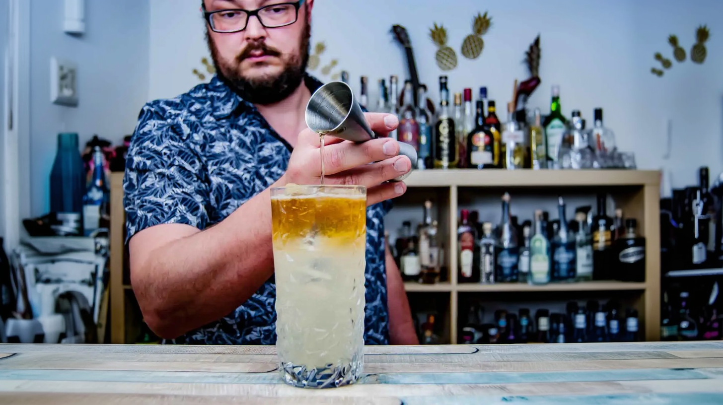 Kuriosum: Beim Dark & Stormy gießt man den Rum auf den Filler.