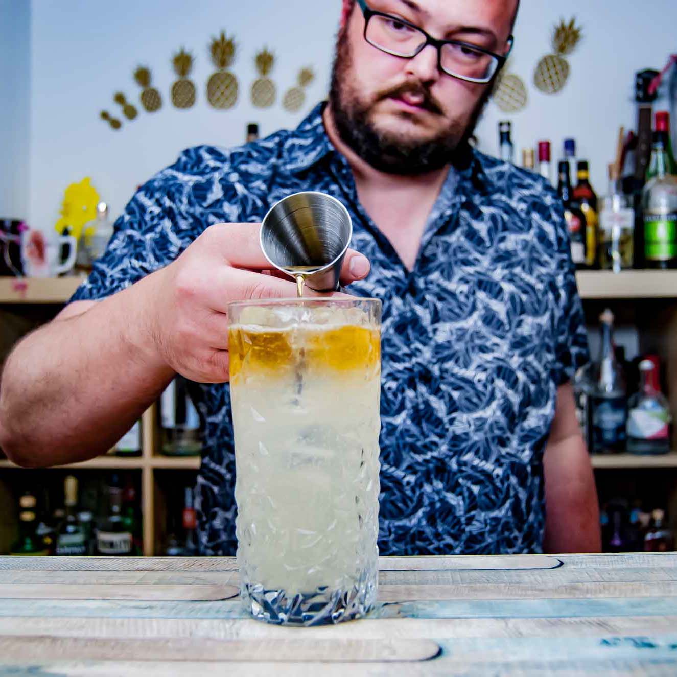 Kuriosum: Beim Dark & Stormy gießt man den Rum auf den Filler.