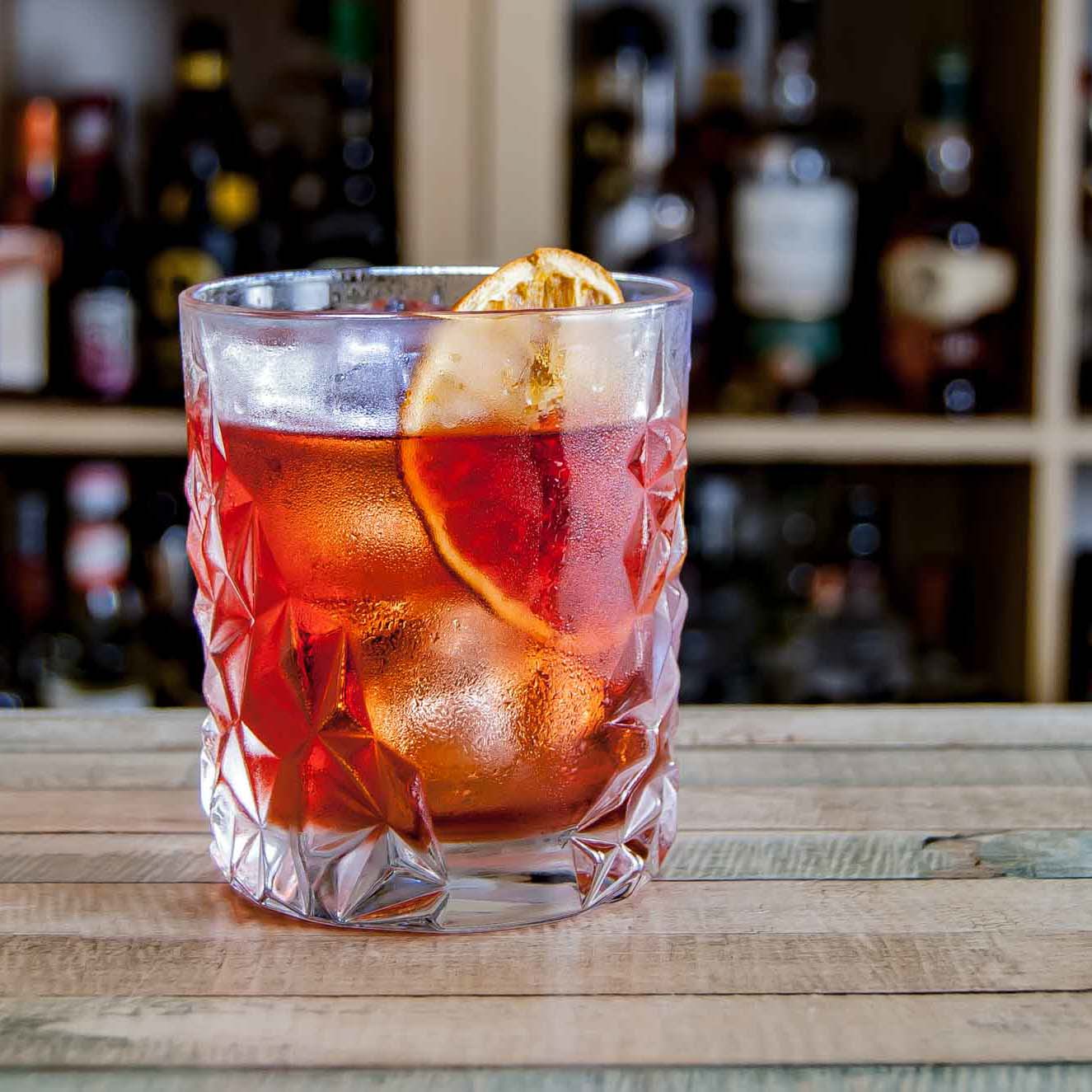 Der East India Negroni, eine Variante des Klassikers mit Rum und einem speziellen East India Solera Sherry.