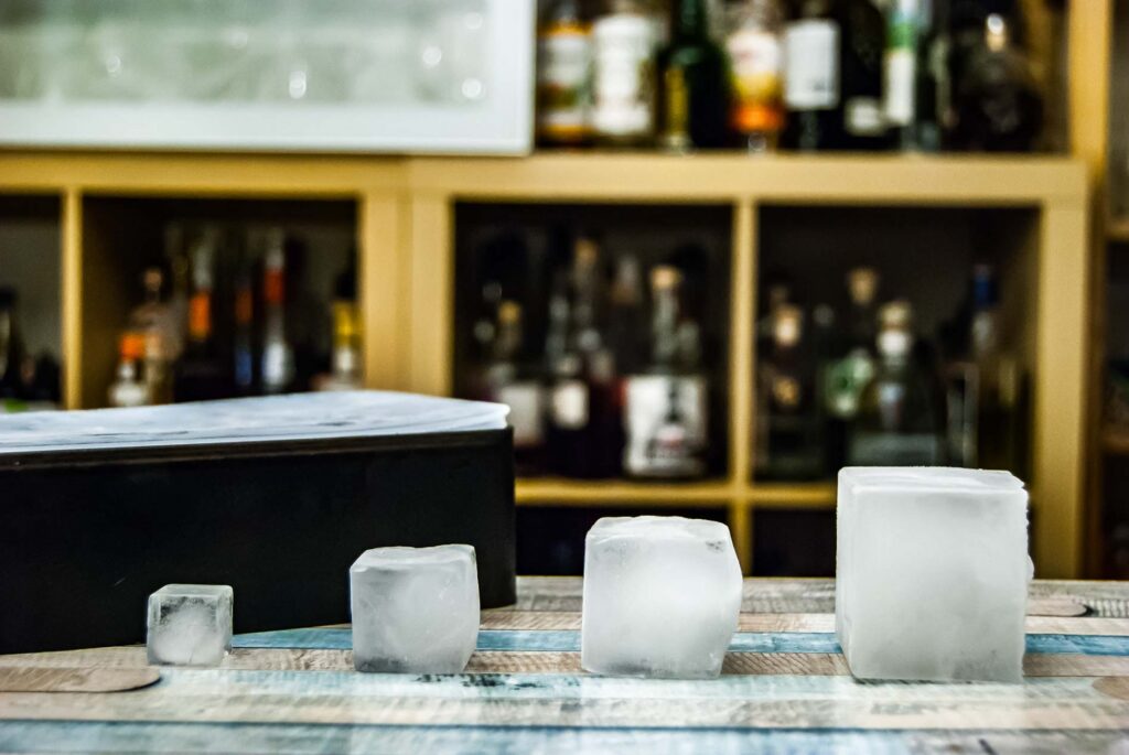Frisch aus dem Froster sind Eiswürfel beschlagen und klebrig – kurz angetaut werden sie transparenter und kühlen sogar besser