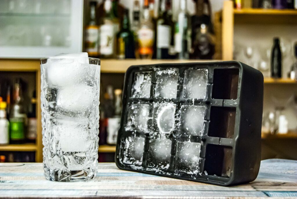 Eis bis zum Boden – für manchen Cocktailtrinker ein Graus, für die Qualität von Longdrinks unabdingbar