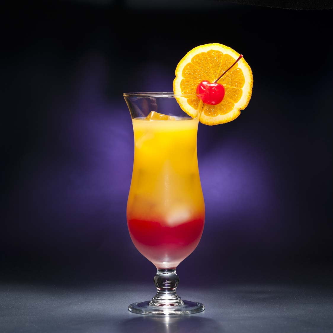 Ein Tequila Sunrise Cocktail mit Tequila, Orangensaft und Grenadine. Quelle: Fotolia.com © 3532studio