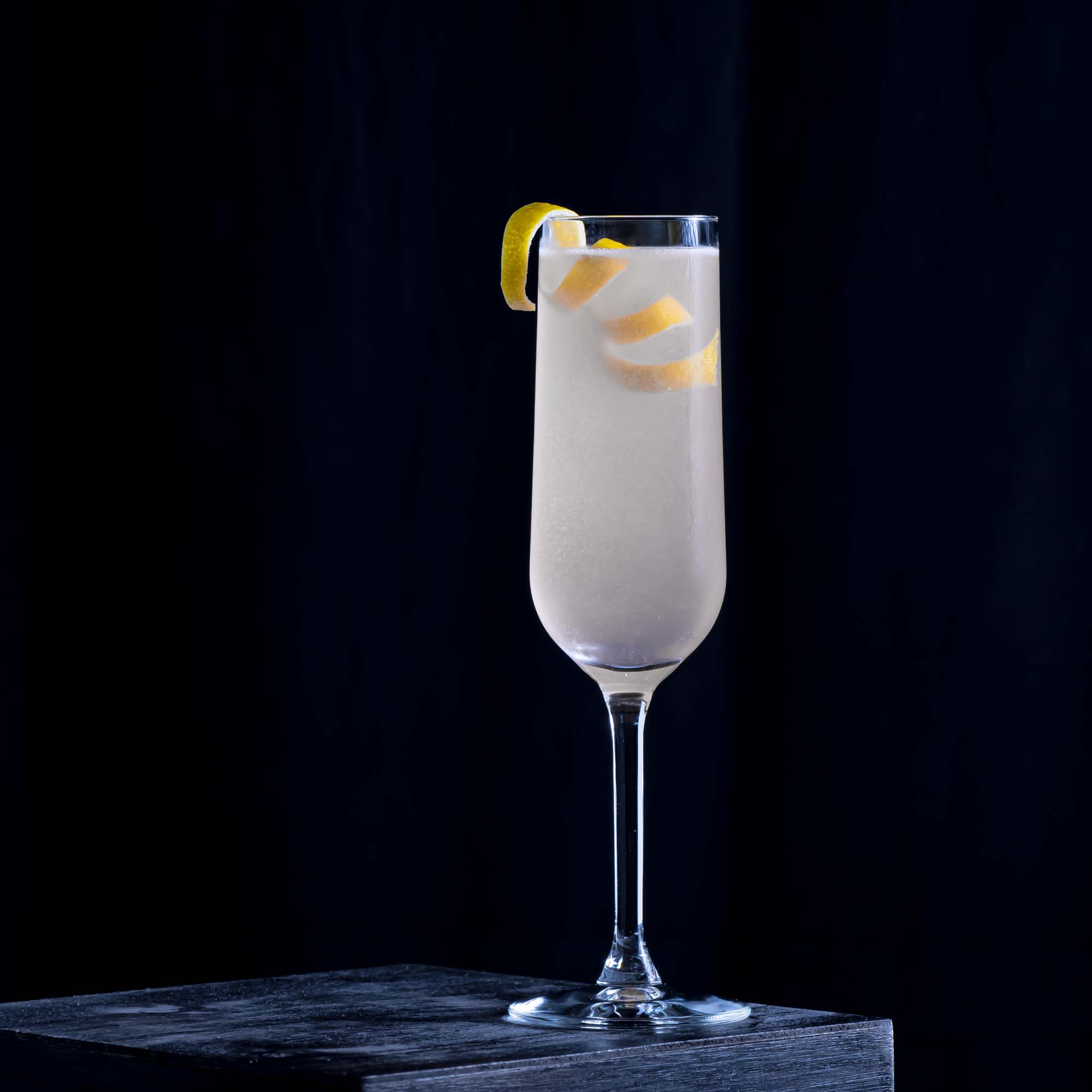 Der French 75 Cocktail lebt von Säure, Süße und Prickeln.
