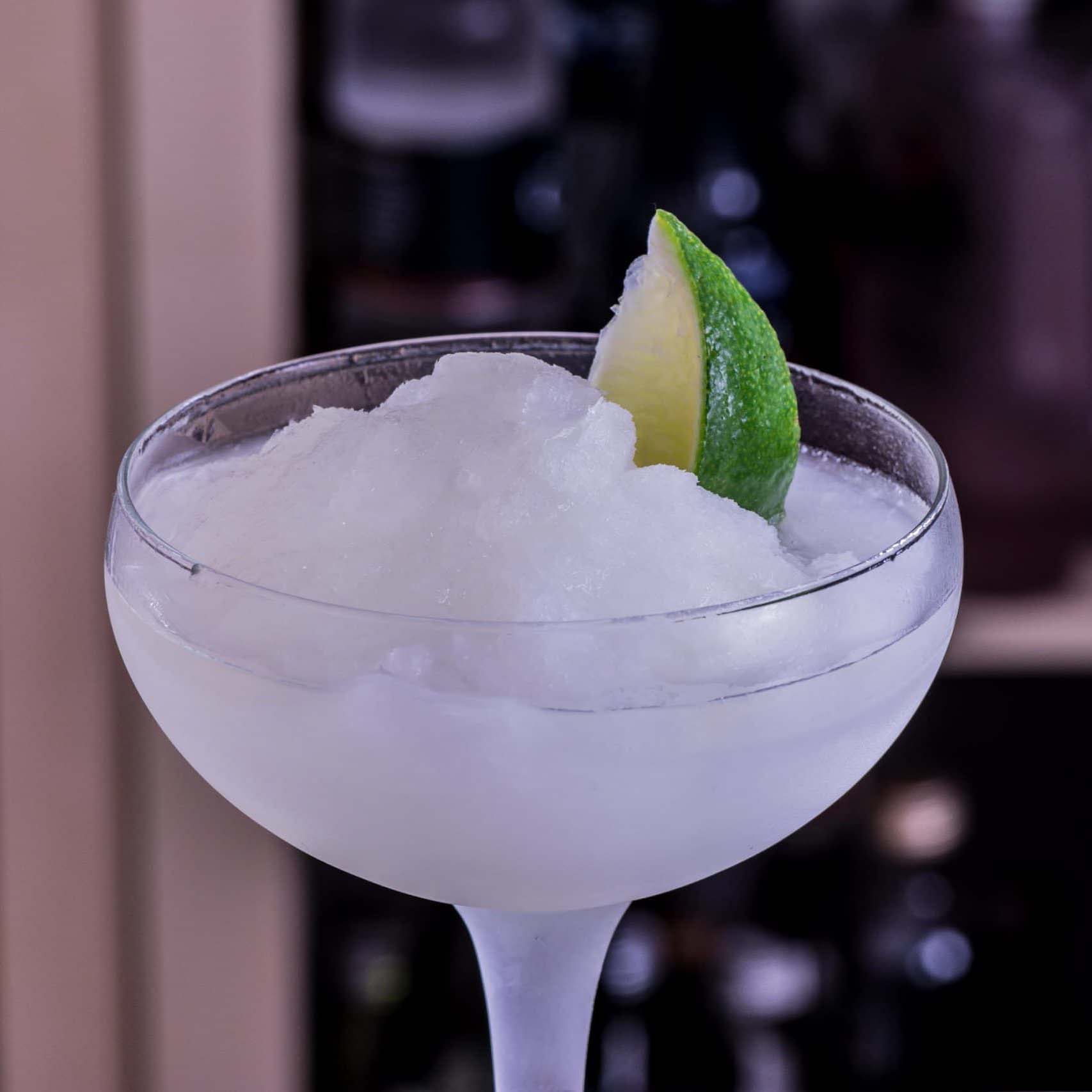 Ein Frozen Margarita-Cocktail mit Limettenhai.