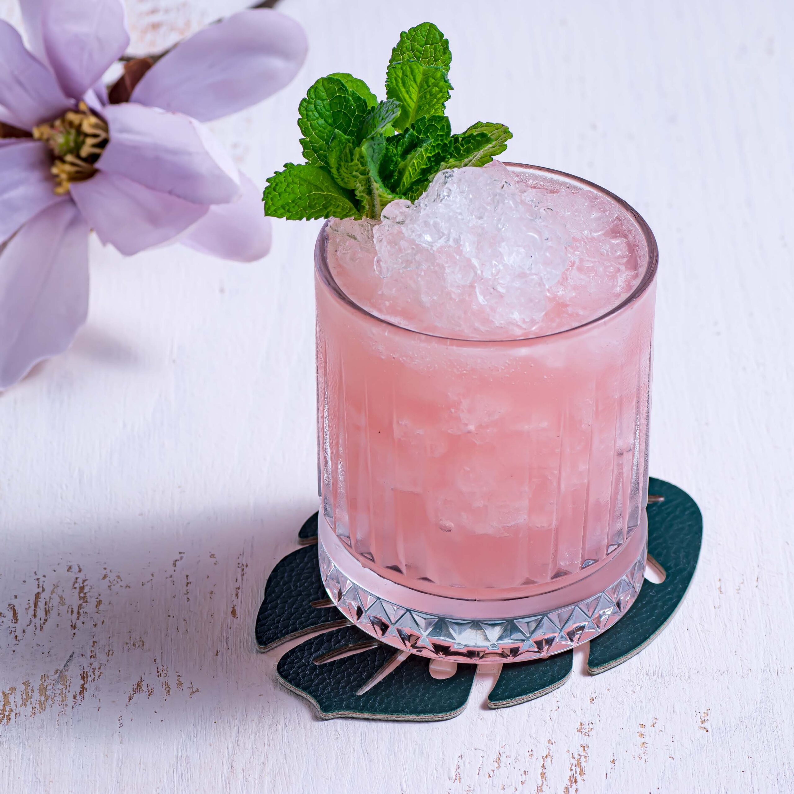 Eine Gin Daisy mit Gin, Zitronensaft, Grenadine und Chartreuse gelb.
