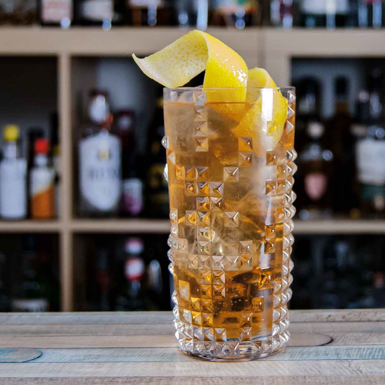 Ein Horse's Neck Cocktail aus Ginger Ale, Bourbon und Angostura Bitters.