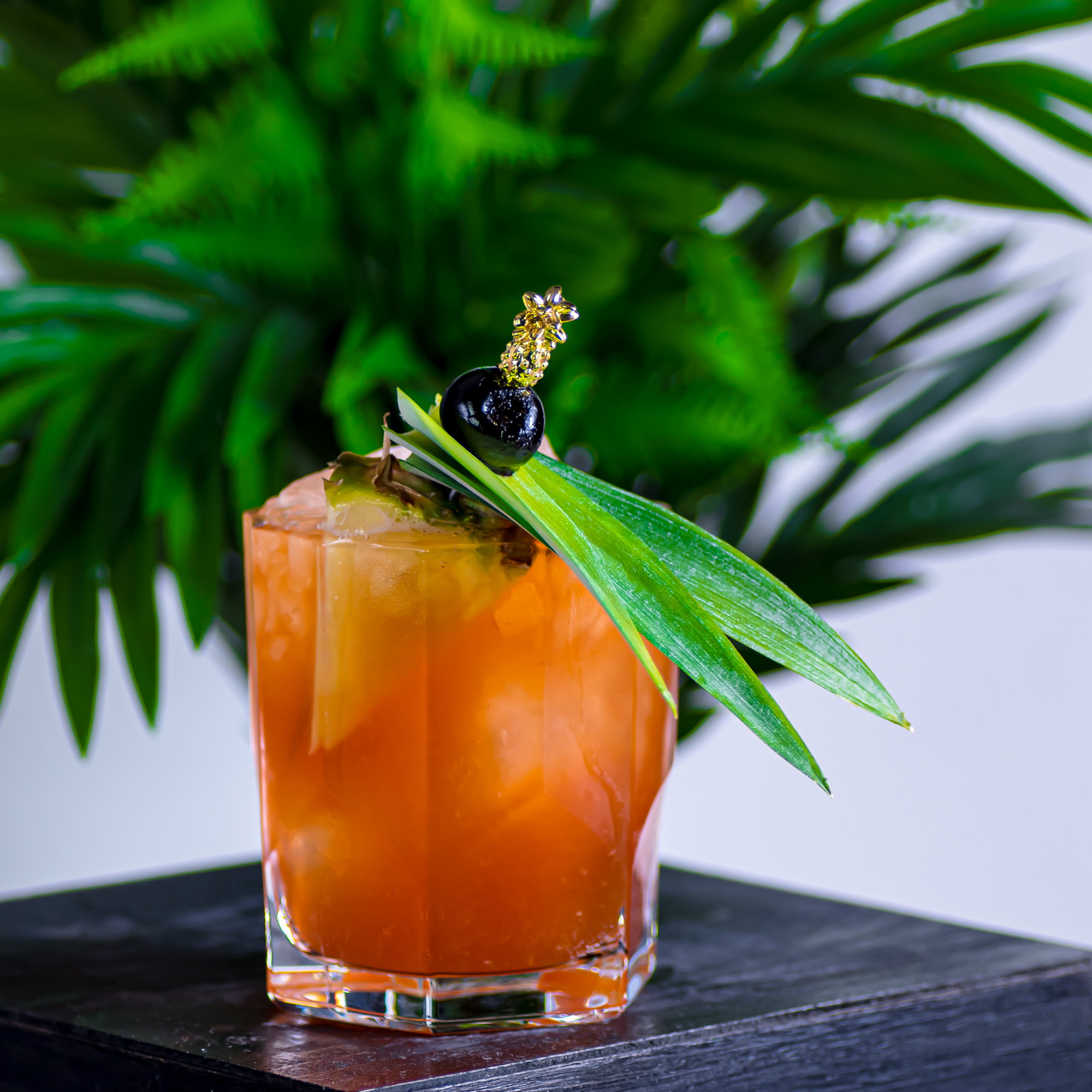 Der Jungle Bird aus Rum, Ananas, Campari, Limettensaft und Demerara Zucker.