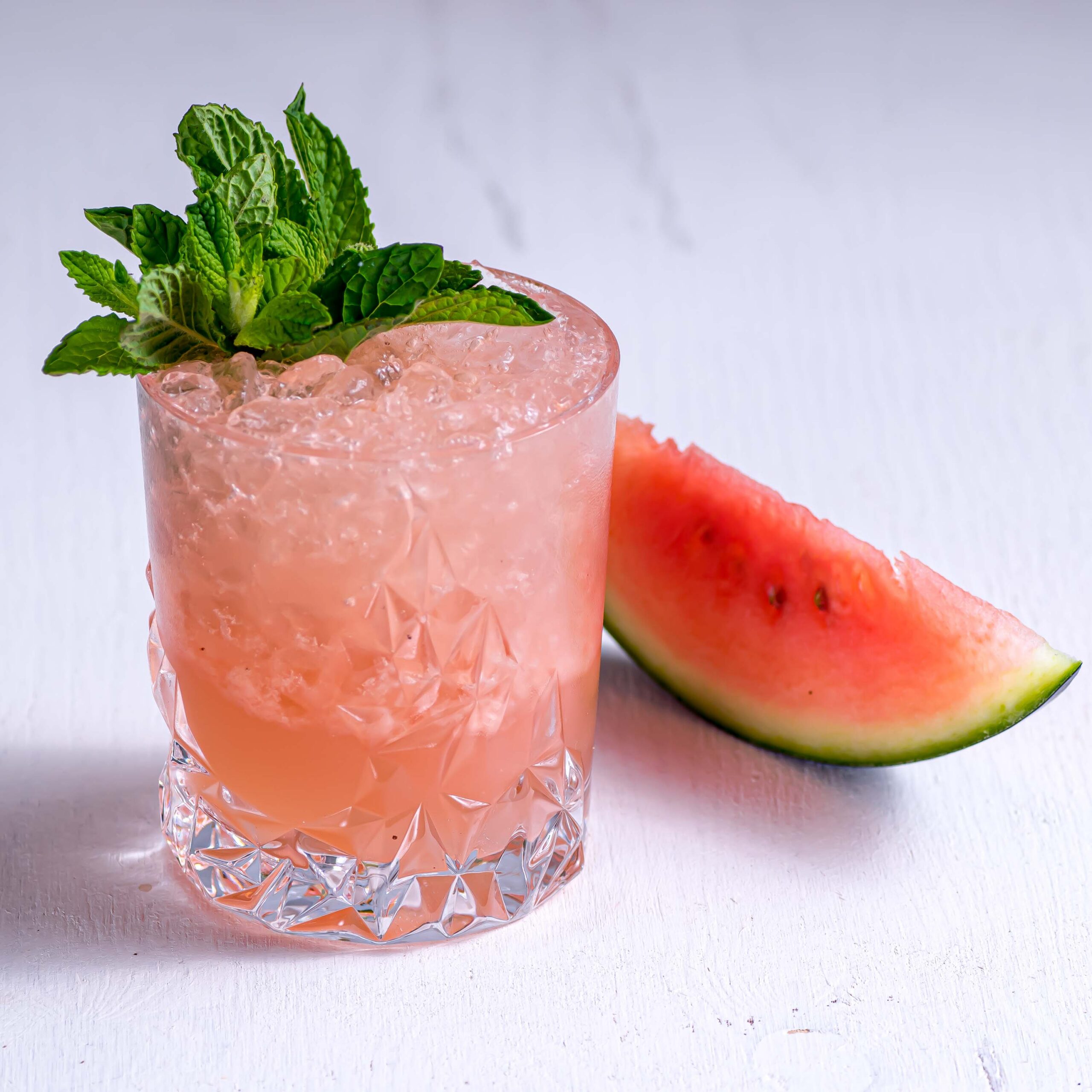 Ein La Boum Cocktail mit Wassermelonensaft, Cachaca, Limette, Zuckersirup und Pimento Bitters.
