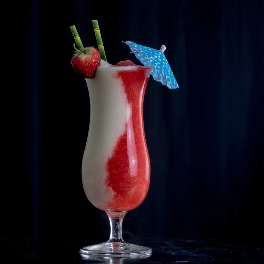 Ein Miami Vice Cocktail, zur Hälfte aus Pina Colada, zur Hälfte aus Strawberry Daiquiri.