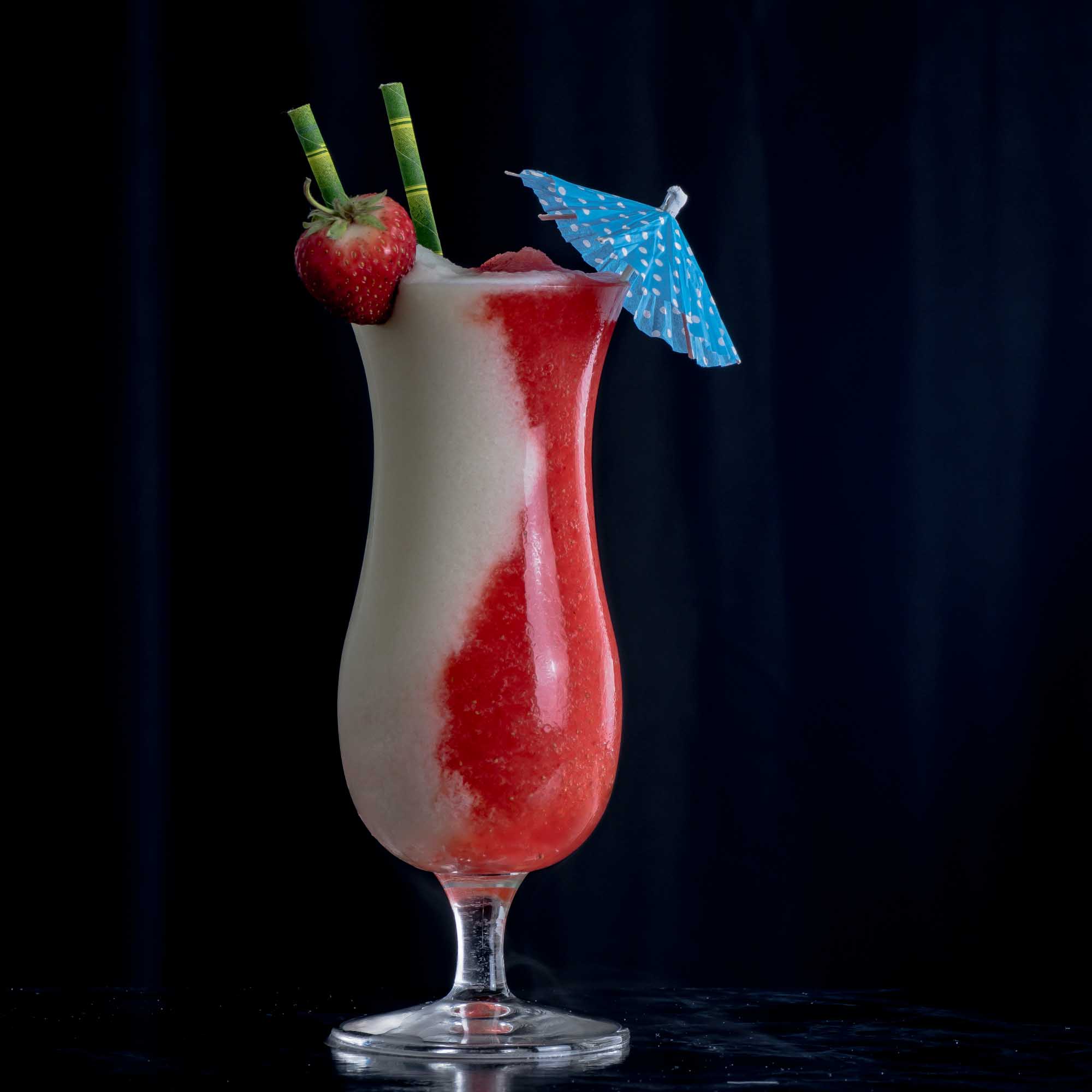 Ein Miami Vice Cocktail, zur Hälfte aus Pina Colada, zur Hälfte aus Strawberry Daiquiri.
