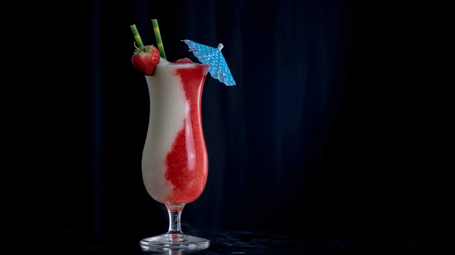Ein Miami Vice Cocktail, zur Hälfte aus Pina Colada, zur Hälfte aus Strawberry Daiquiri.