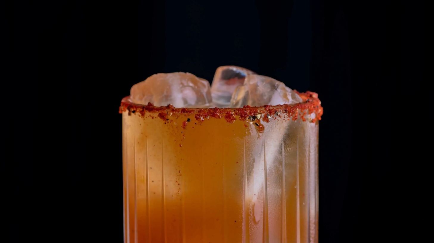 Eine Michelada mit Pfeffer-Chili-Salz-Rim.