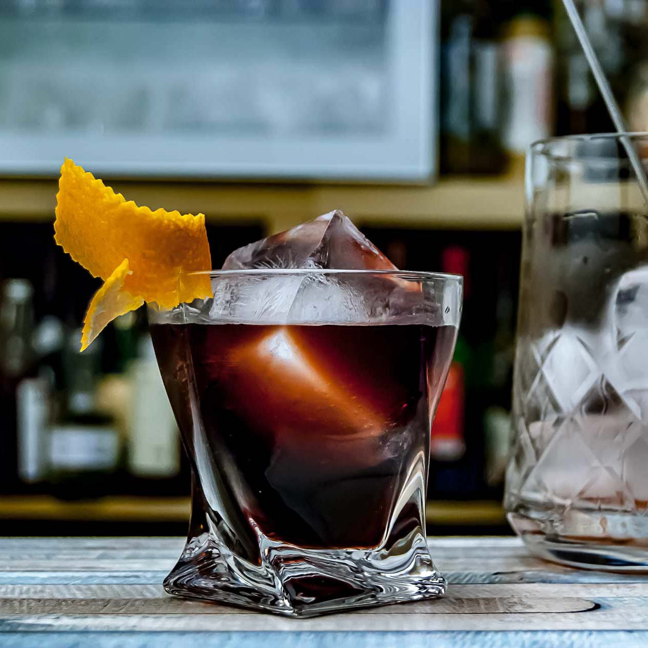 Ein Boulevardier-Cocktail, durch den verwendeten Wermut etwas dunkler als üblich.