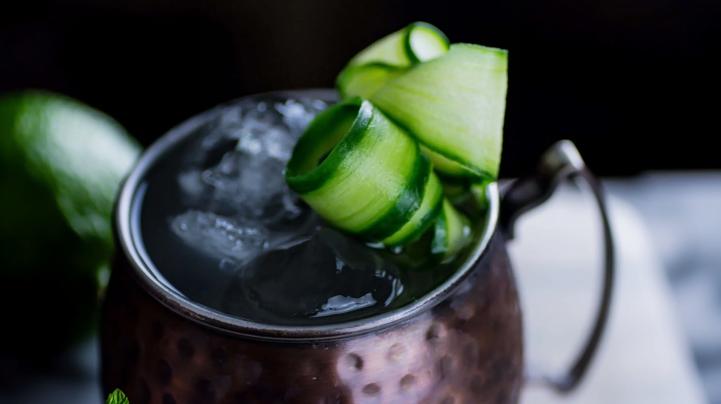 Der Munich Mule Cocktail aus Gurke, Gin und Ginger Beer.