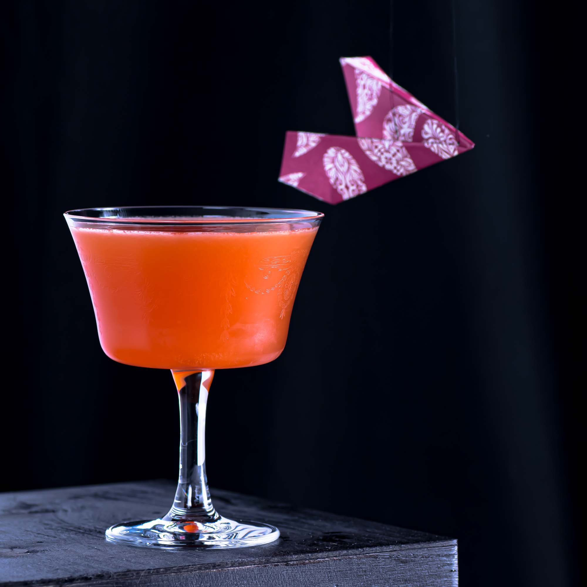 Ein Paper Plane Cocktail mit Aperol, Bourbon, Amaro und Zitronensaft.