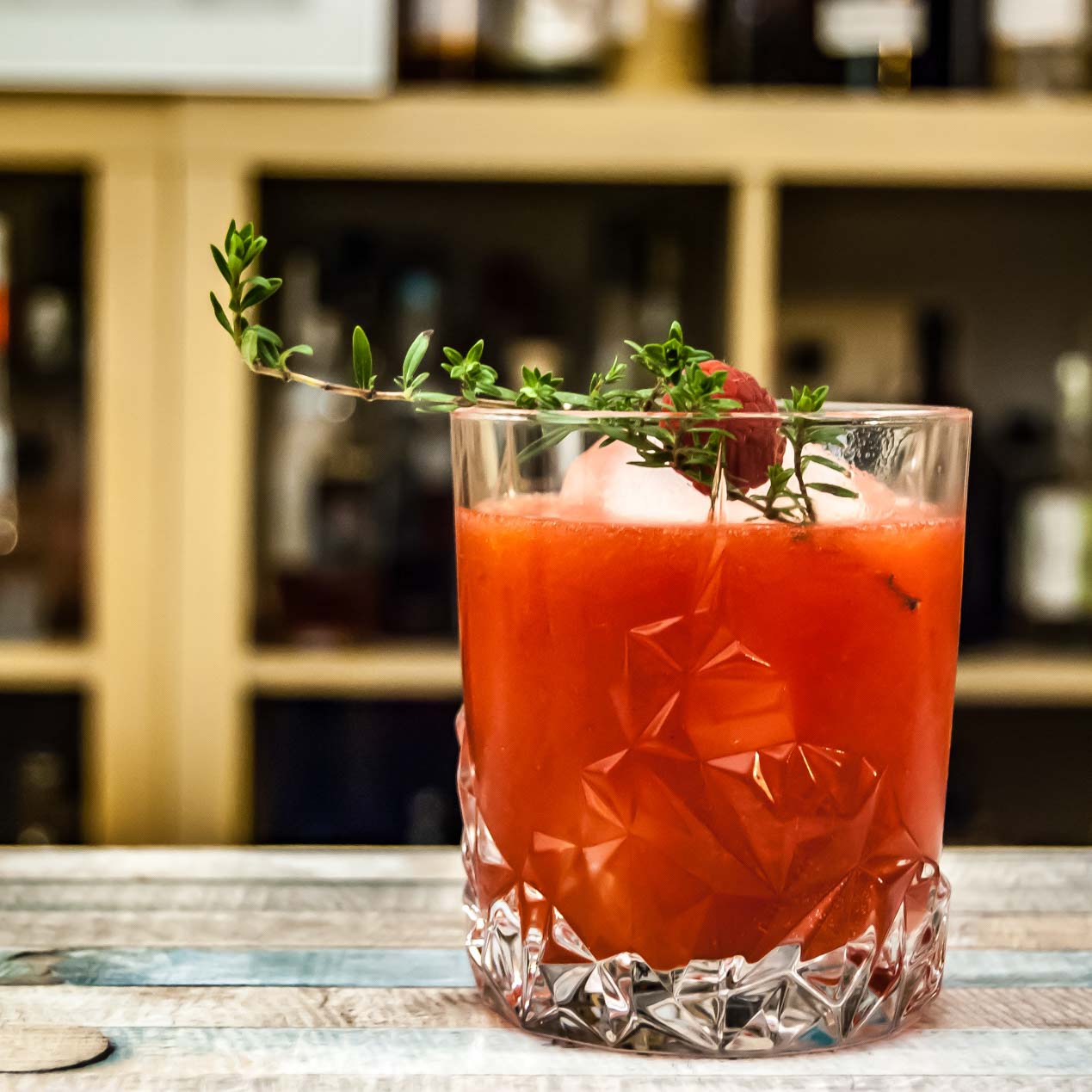 Ein Raspberry Thyme Smash mit Gin, Himbeeren, Thymian - und in diesem Fall noch mit Himbeer-Trinkessig