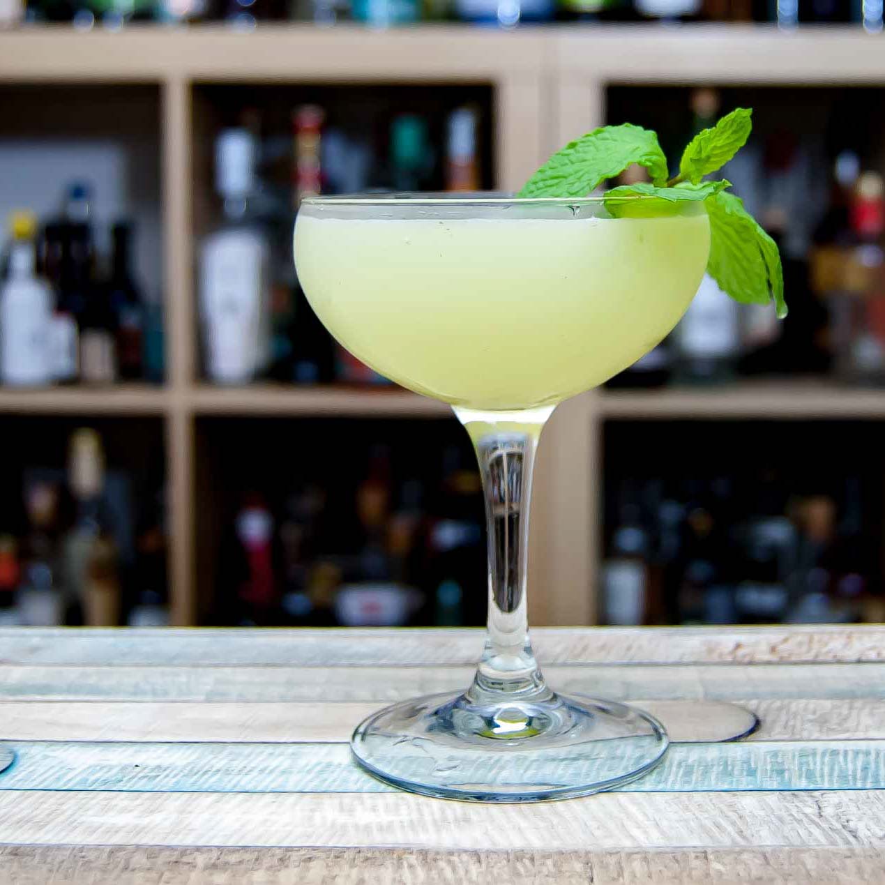 Während ein Richmond Gimlet immer mit Limette gemixt wird, kann ein Southside mit Limette und Zitrone gemixt werden.