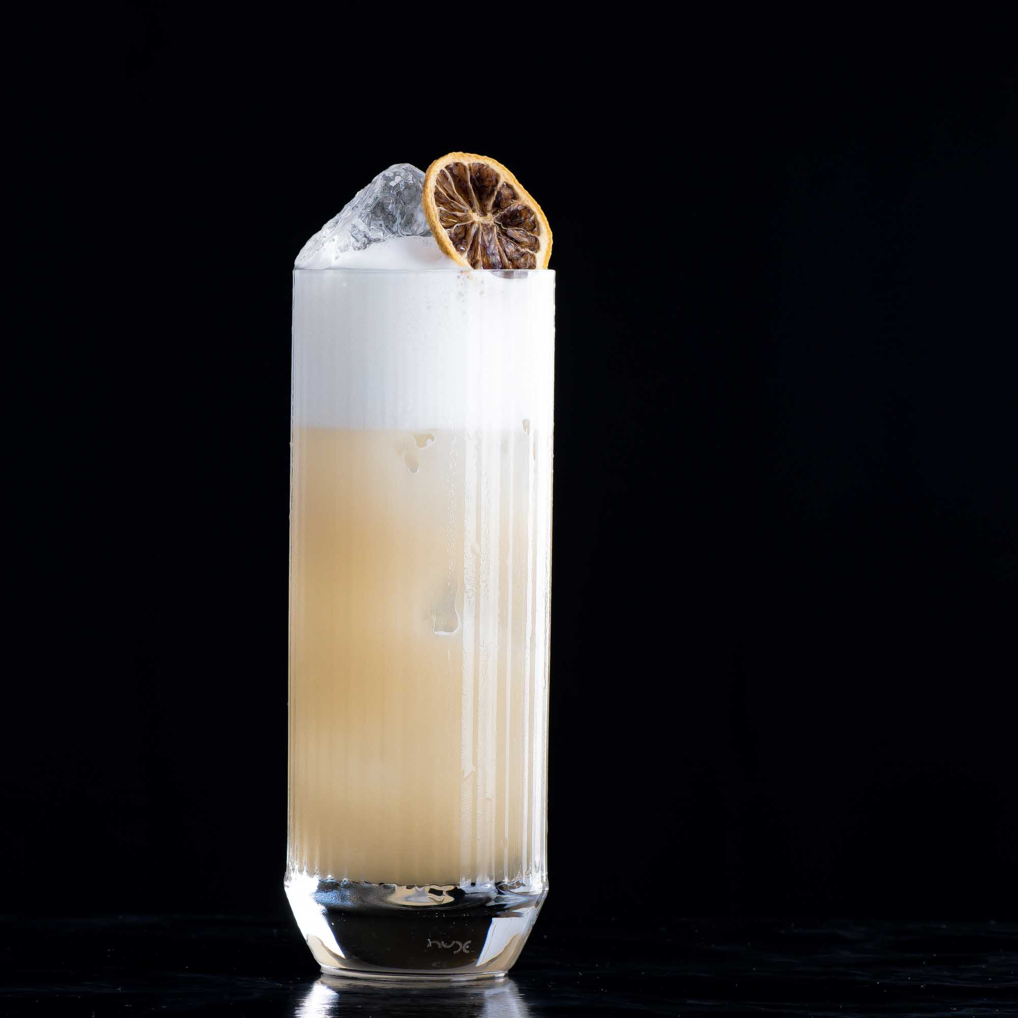 Ein Silver Gin Fizz mit Zitrone, Gin, Zuckersirup und: Eiweiß.