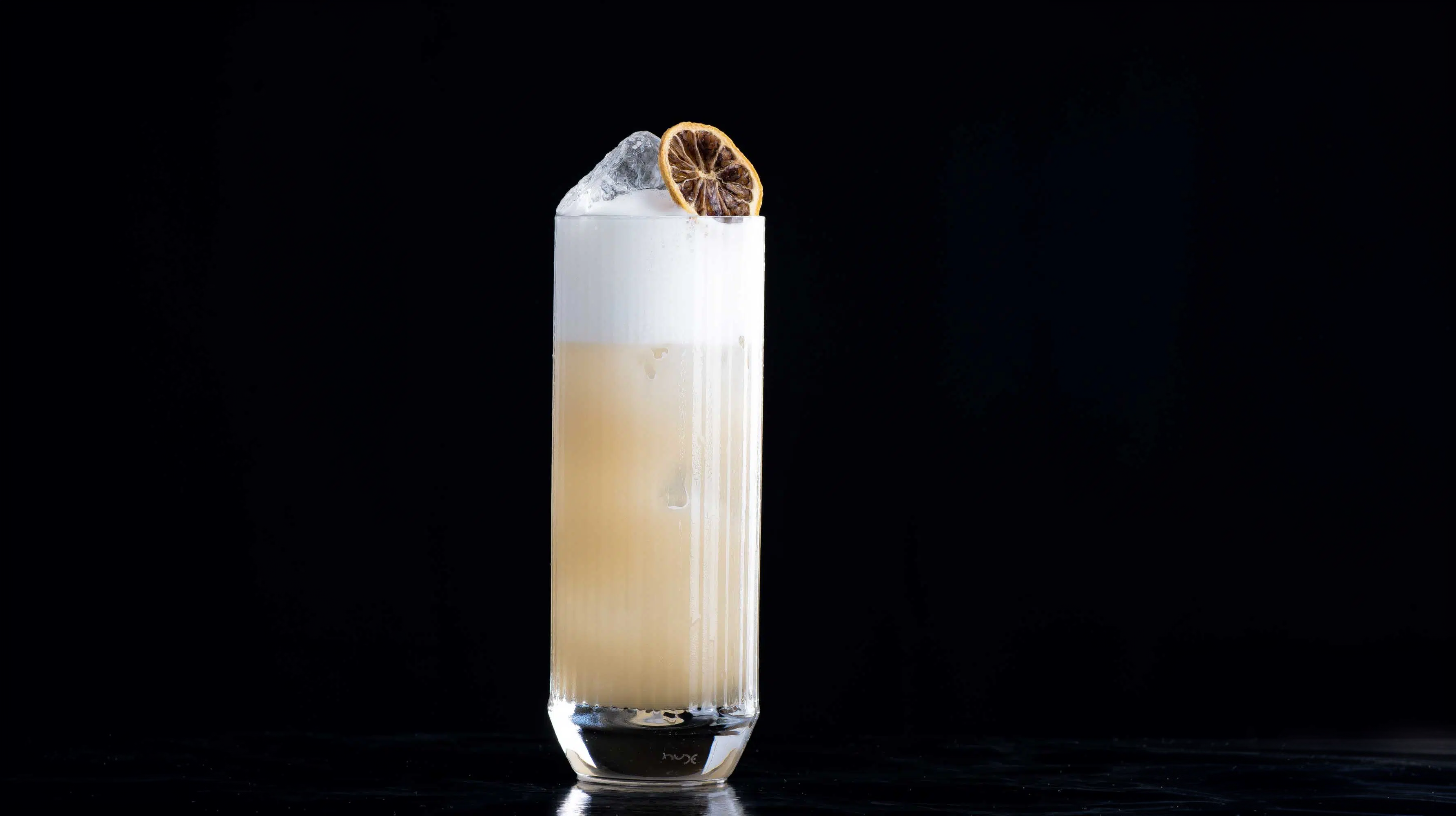 Ein Silver Gin Fizz mit Zitrone, Gin, Zuckersirup und: Eiweiß.