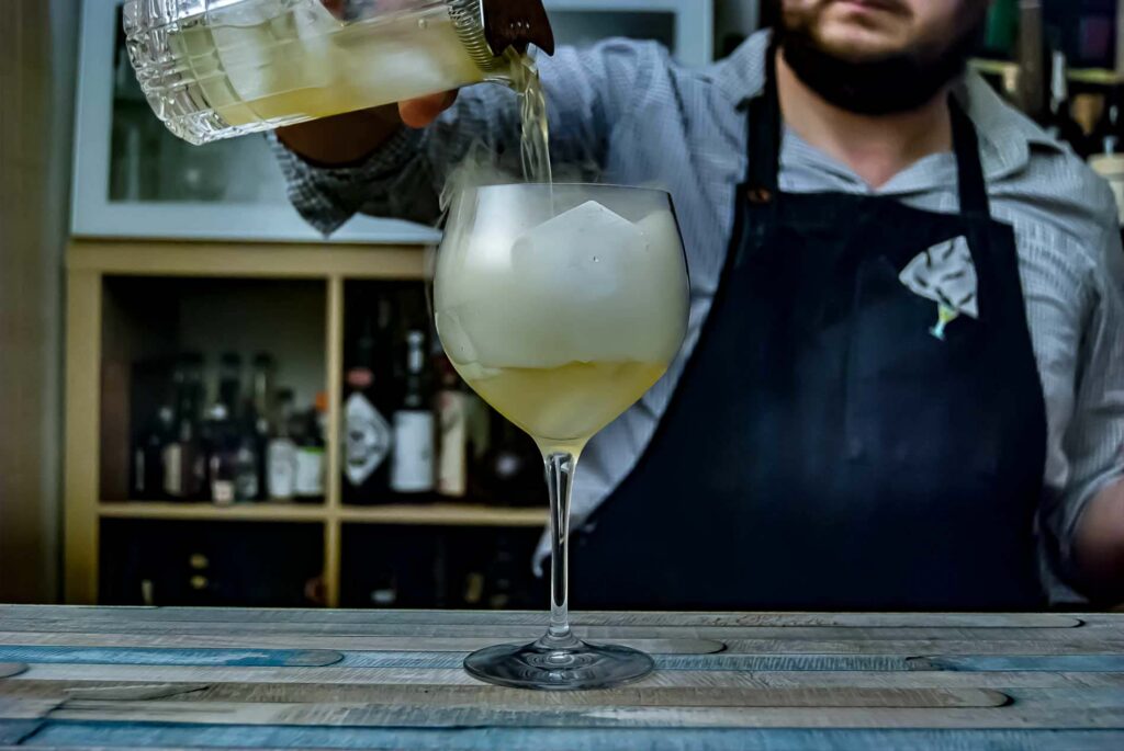 Der eiskalte Drink wandert erst nach dem Rauch in die Flasche – so bleibt er kalt und nimmt das Aroma sauber an
