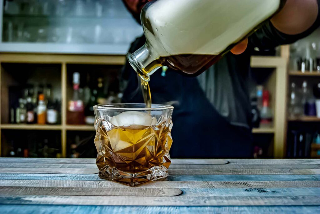 Ein Old Fashioned, geräuchert in der Flasche – mein Standard-Move, wenn Gäste am Tresen sitzen