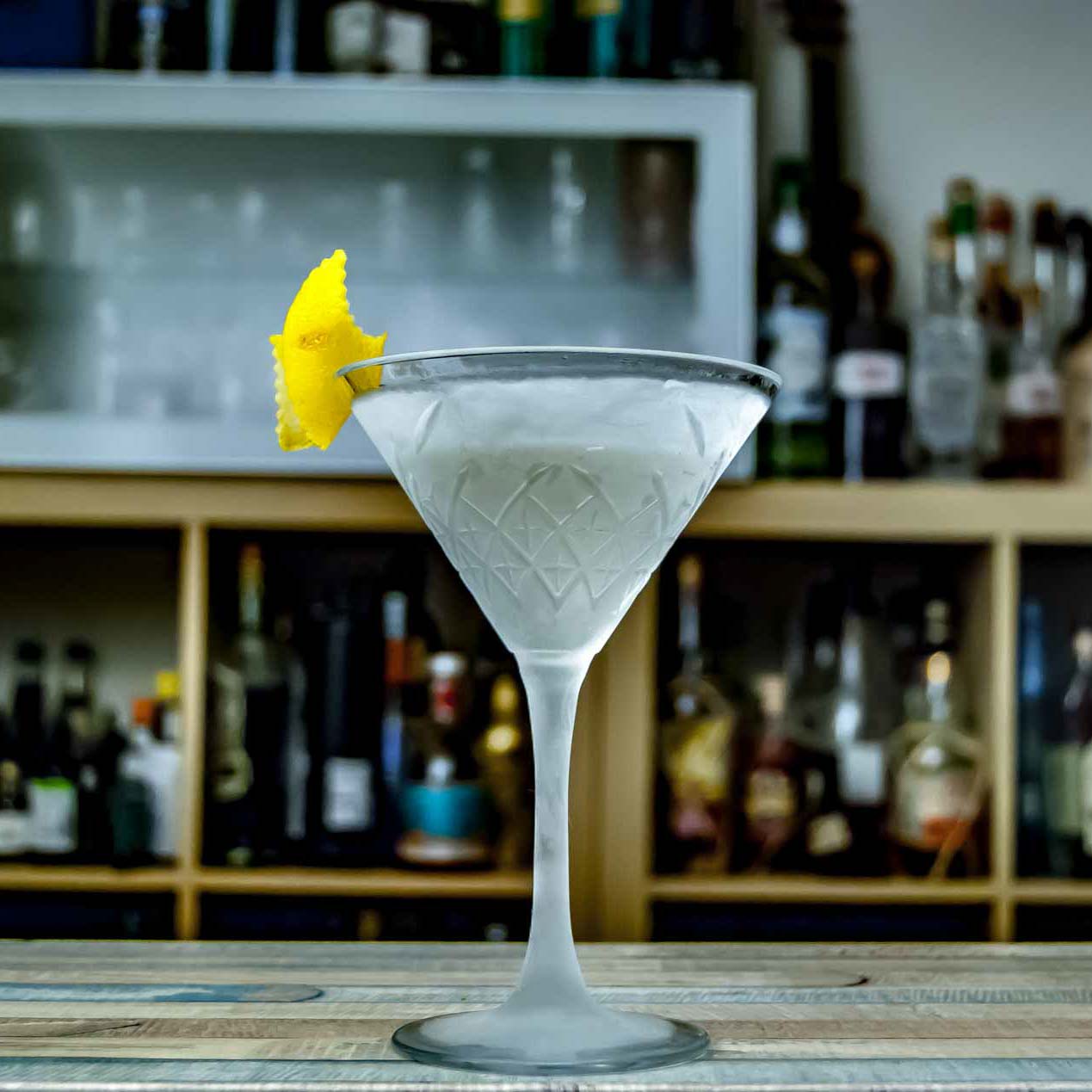 Ein eiskalter Vodka Martini, garniert mit einer Zitronenzeste.