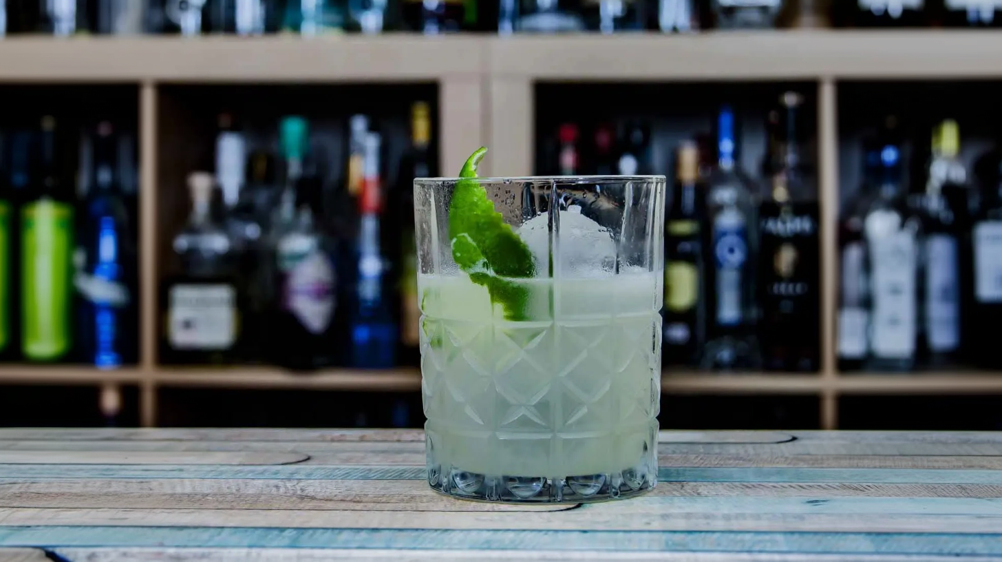 Tommy's Margarita mit Tequila, Limette und Agavendicksaft.
