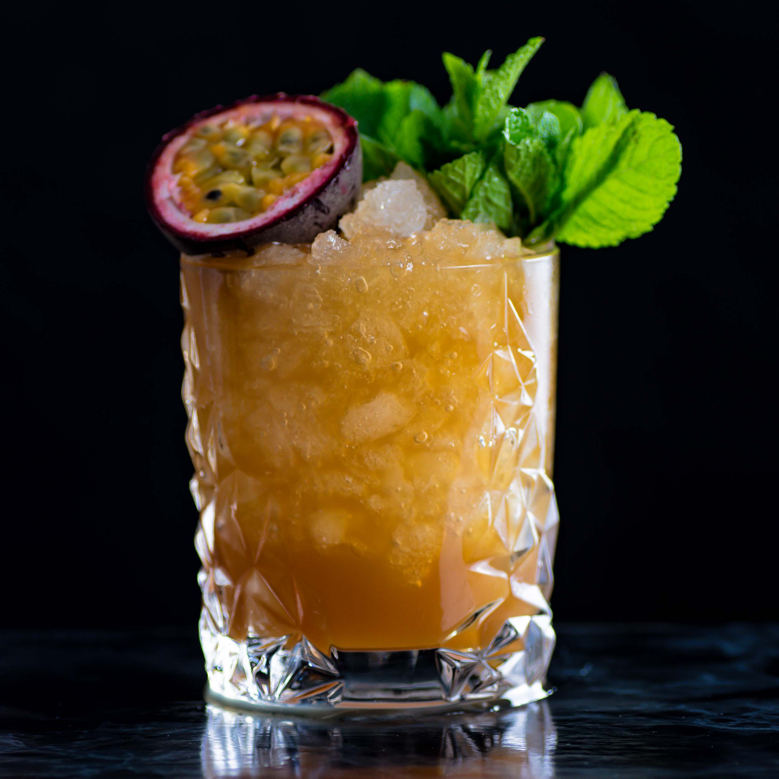 Der Turnbuckle Cocktail mit Rum und Cynar.