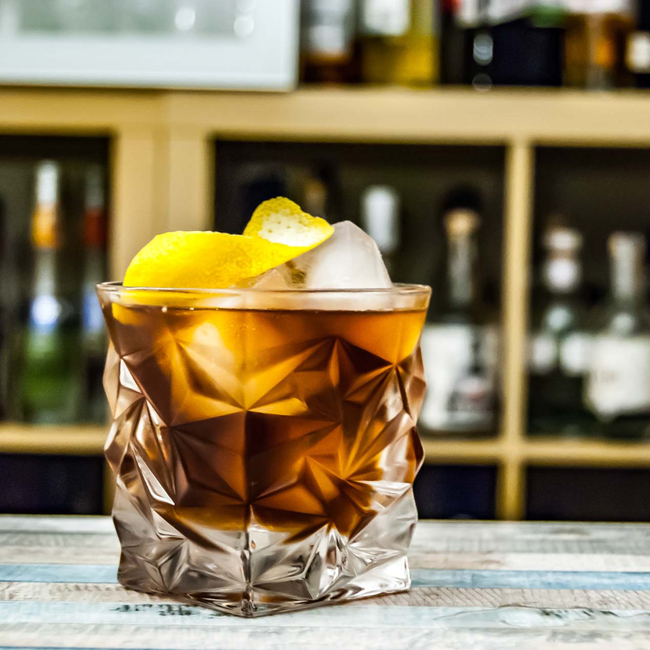 Der Vieux Carré Cocktails aus Cognac, Rye Whiskey, süßem Wermut, Peychaud's und Angostura Bitters sowie Bénédictine.